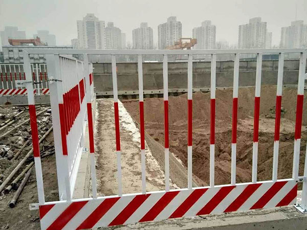竖杆基坑护栏 - 河北旭凰金属丝网制品有限公司图片1